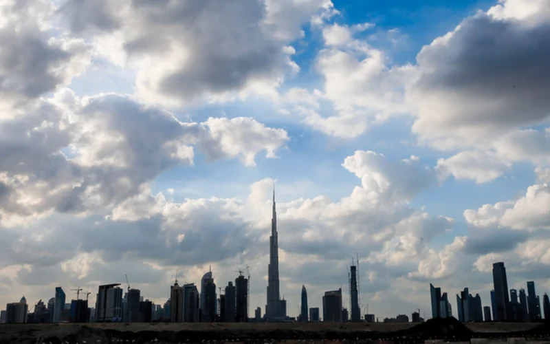 تقلبات جوية مفاجئة.. انخفاض درجات الحرارة وفرص لتشكل الضباب في الإمارات غداً